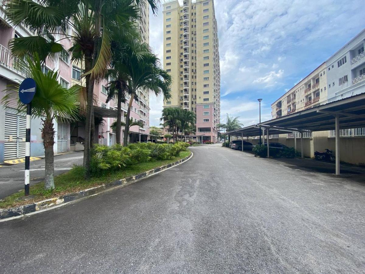 Homestay Juta Mines Seri Kembangan Balakong Serdang Lama Exteriör bild